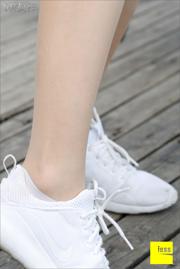 Silk Foot Bento 004 SASA "Marche somnambule en soie dans des baskets blanches" [IESS Bizarre Intéressant]