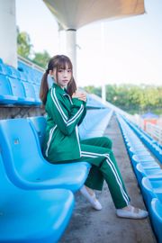 Kitaro_Kitaro "Mädchen in grüner Sportbekleidung"